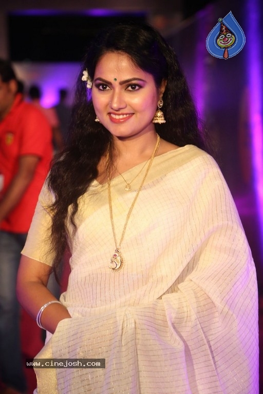 Suhasini At Zee Apsara Awards - 22 / 33 photos