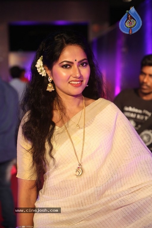 Suhasini At Zee Apsara Awards - 23 / 33 photos