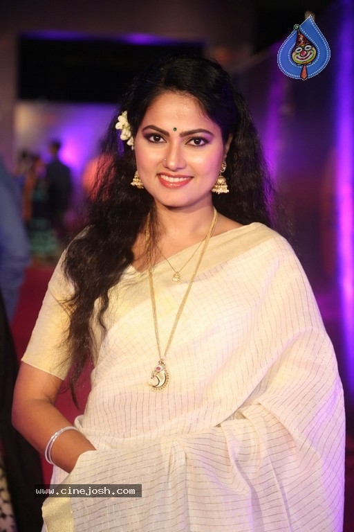 Suhasini At Zee Apsara Awards - 24 / 33 photos