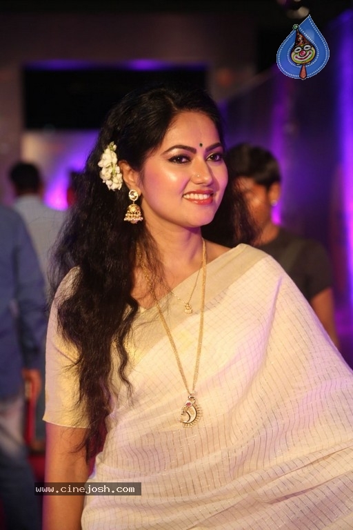 Suhasini At Zee Apsara Awards - 26 / 33 photos