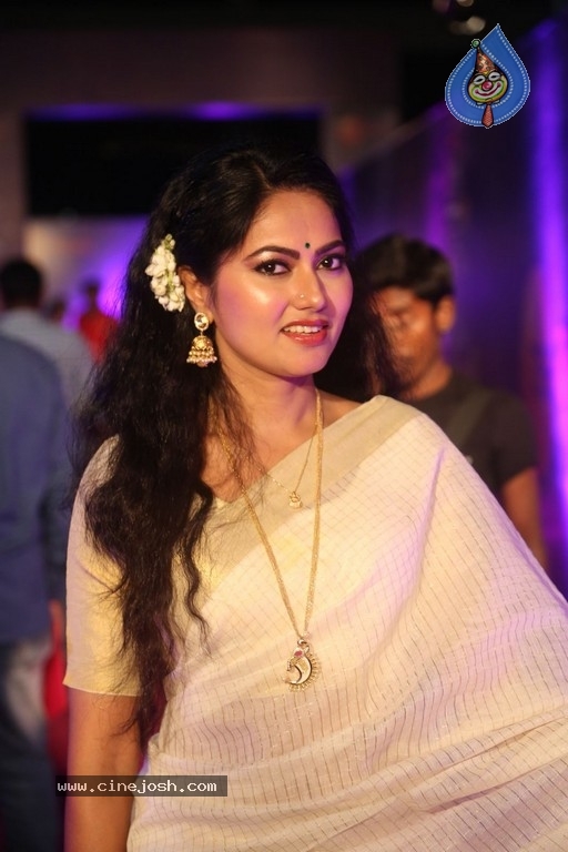 Suhasini At Zee Apsara Awards - 27 / 33 photos