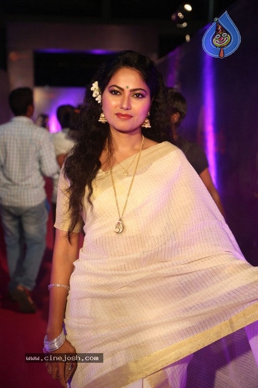 Suhasini At Zee Apsara Awards - 29 / 33 photos