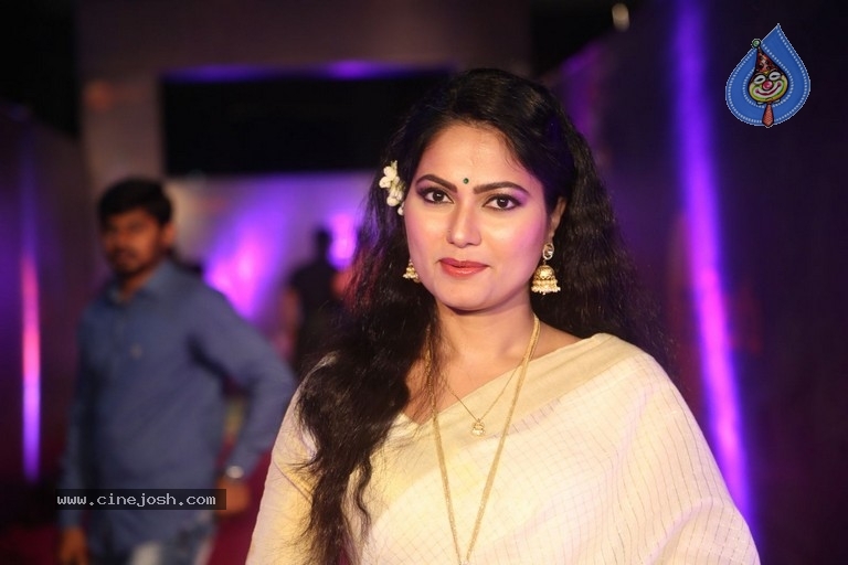 Suhasini At Zee Apsara Awards - 31 / 33 photos