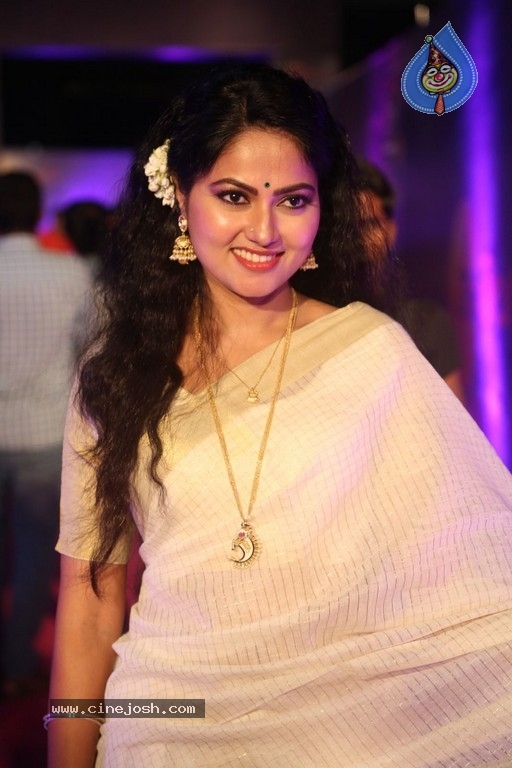 Suhasini At Zee Apsara Awards - 33 / 33 photos