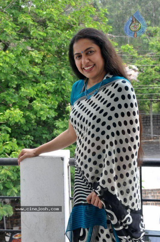 Suhasini Maniratnam Photos - 5 / 29 photos