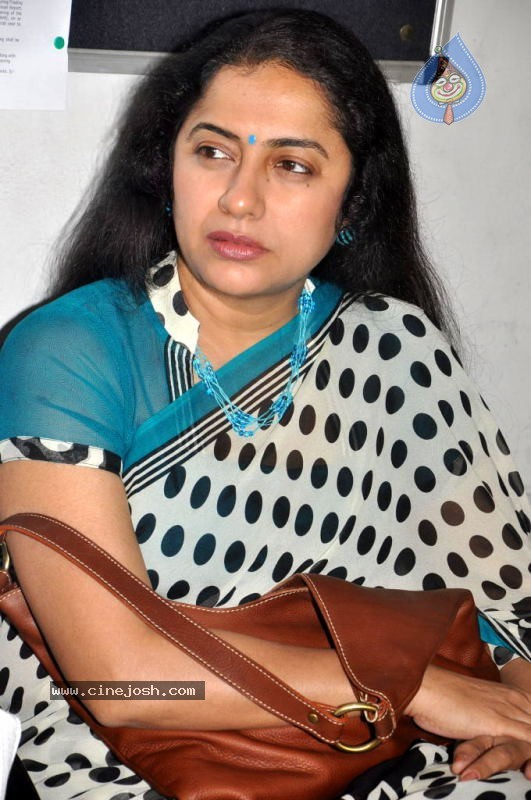 Suhasini Maniratnam Photos - 17 / 29 photos