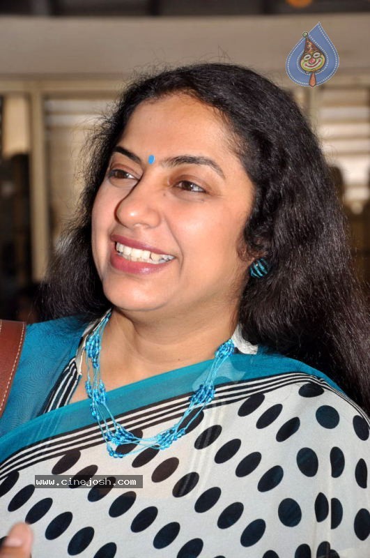 Suhasini Maniratnam Photos - 18 / 29 photos