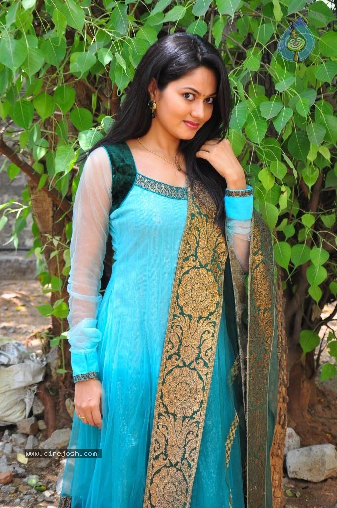 Suhasini New Stills - 17 / 75 photos