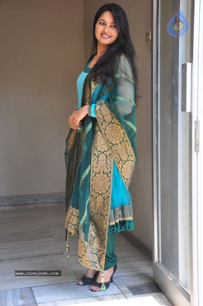 Suhasini New Stills - 18 / 75 photos