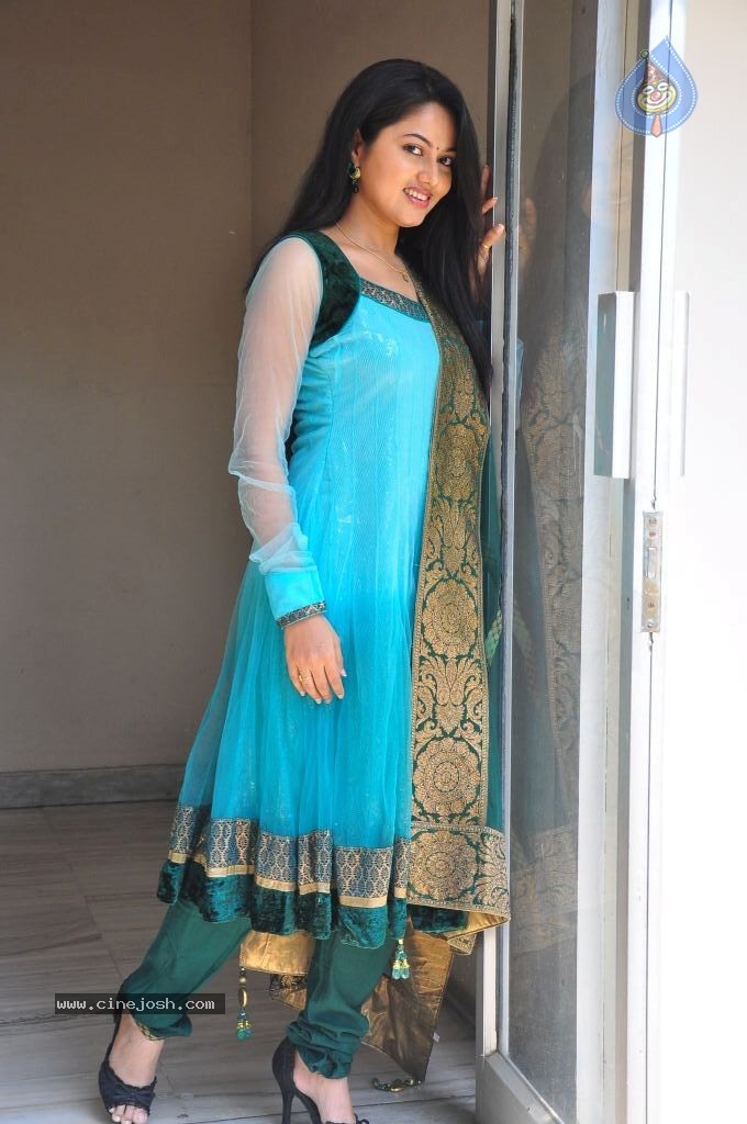 Suhasini New Stills - 21 / 75 photos