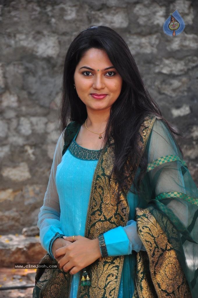 Suhasini New Stills - 24 / 75 photos