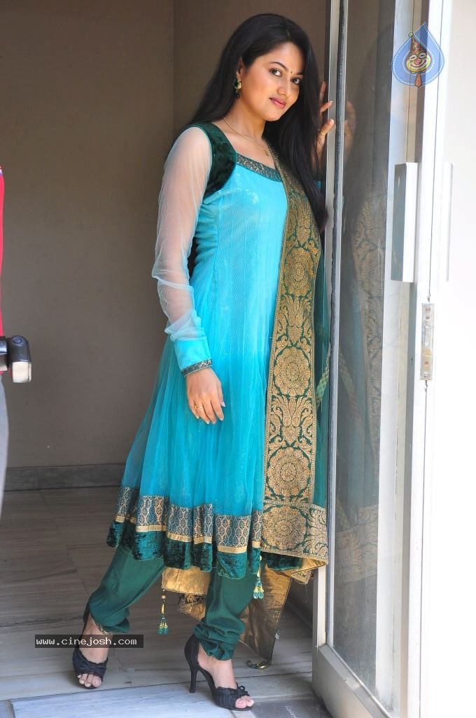 Suhasini New Stills - 31 / 75 photos