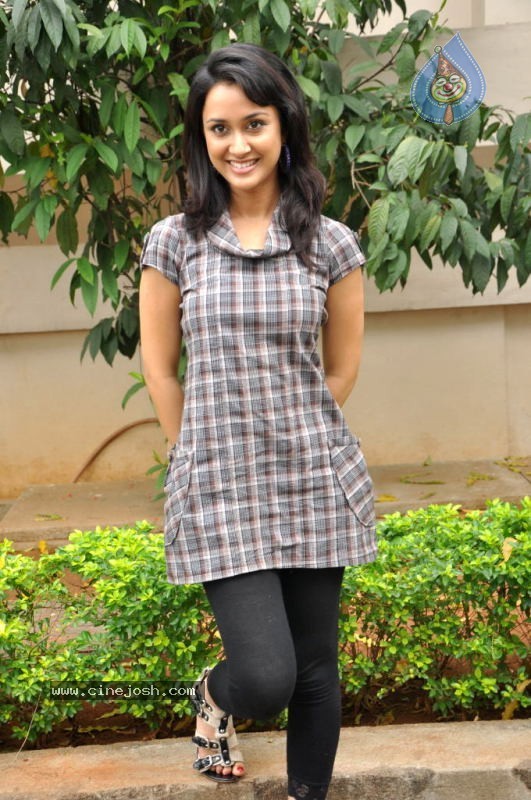 Suma Bhattacharya Gallery - 6 / 56 photos