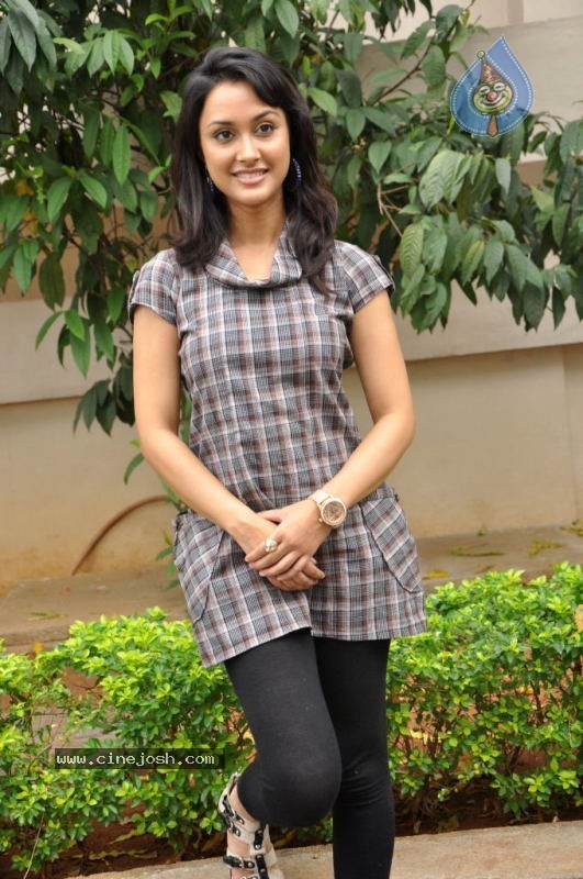 Suma Bhattacharya Gallery - 15 / 56 photos