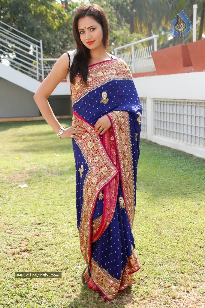 Sunitha Stills - 15 / 59 photos