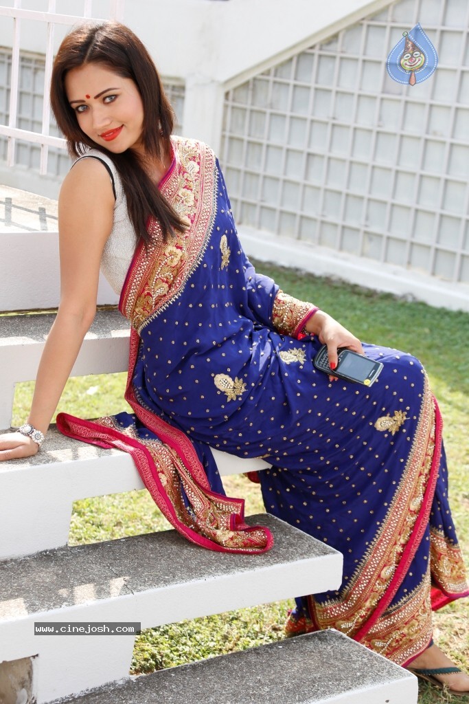 Sunitha Stills - 16 / 59 photos