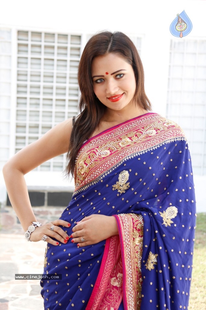 Sunitha Stills - 18 / 59 photos