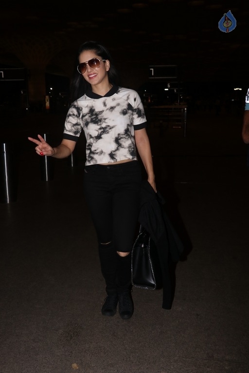 Sunny Leone Spotted at Airport - 2 / 16 photos