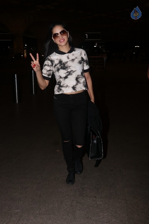 Sunny Leone Spotted at Airport - 10 / 16 photos