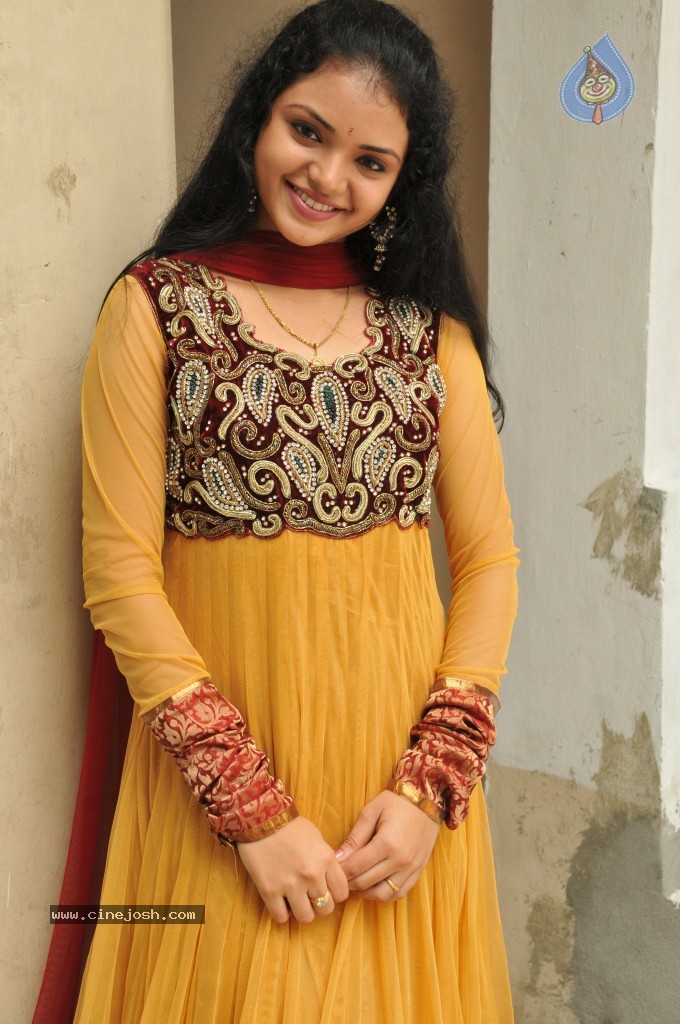 Supraja New Stills - 4 / 33 photos