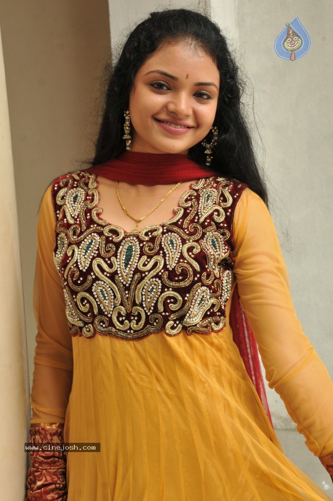 Supraja New Stills - 13 / 33 photos