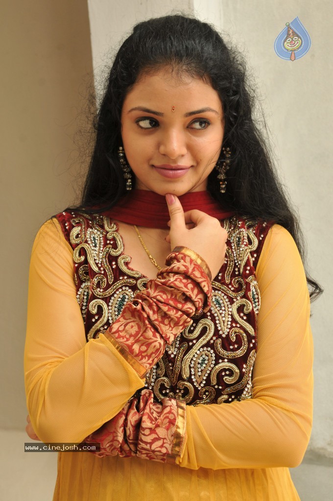 Supraja New Stills - 15 / 33 photos