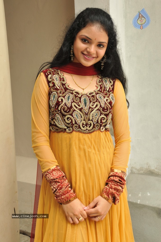 Supraja New Stills - 16 / 33 photos