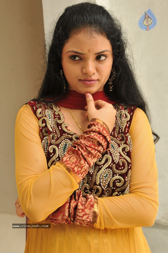 Supraja New Stills - 19 / 33 photos