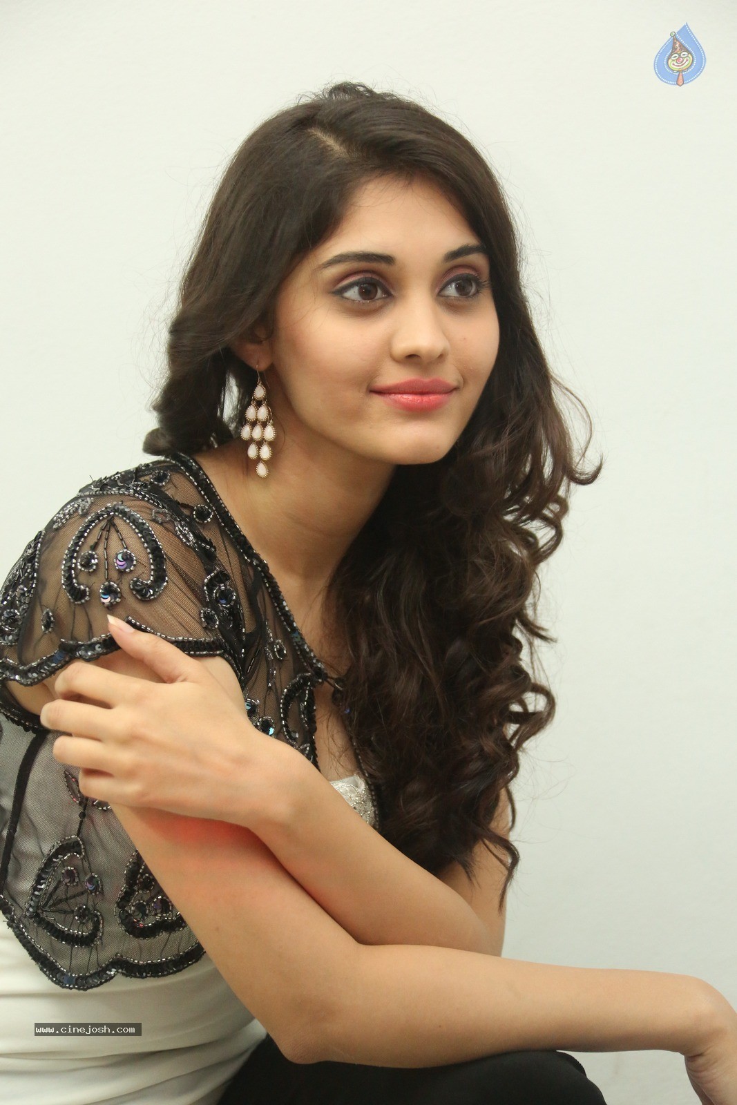 Surabhi New Gallery - 6 / 60 photos