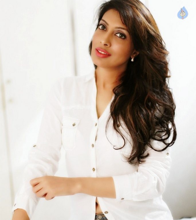 Surabhi Prabhu Latest Photos - 25 / 59 photos