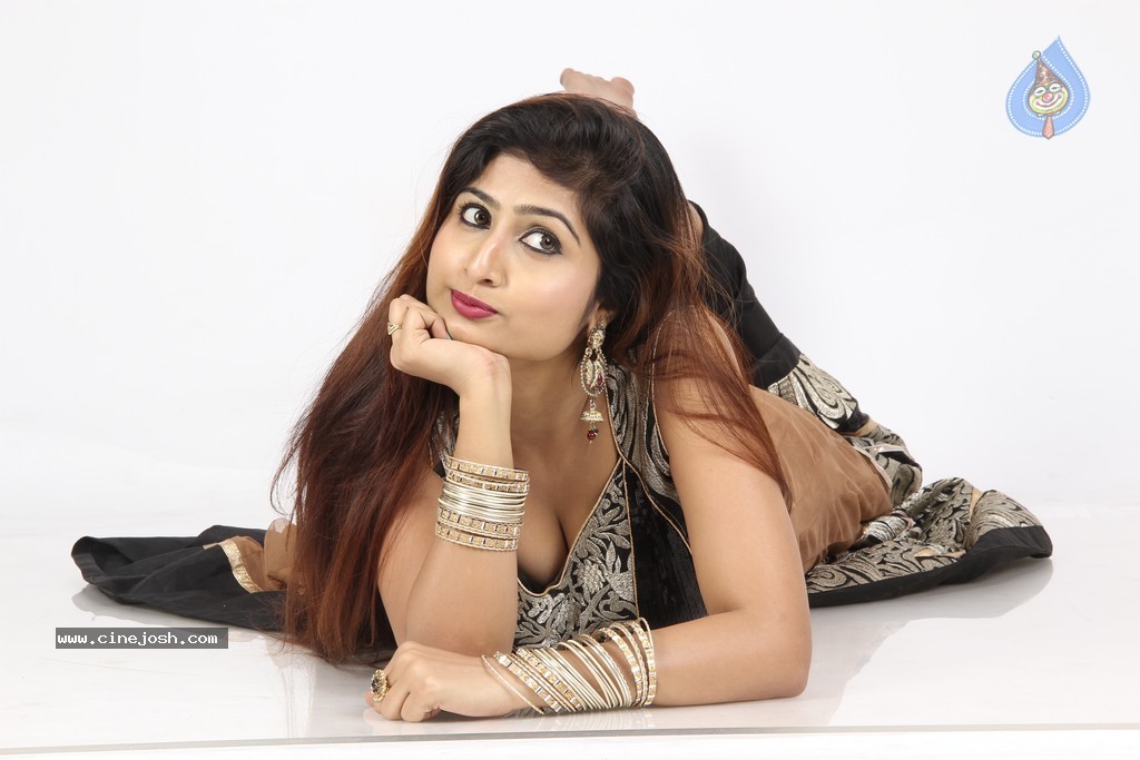 Swapna Benerjee Hot Stills - 65 / 106 photos