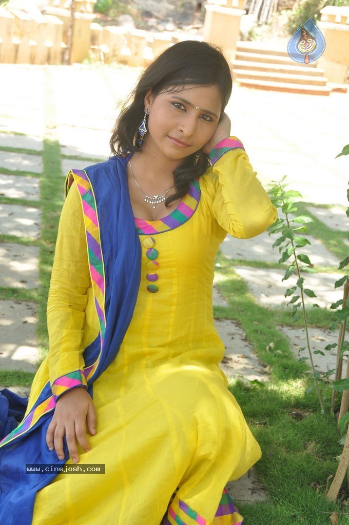 Swapna New Stills - 52 / 67 photos