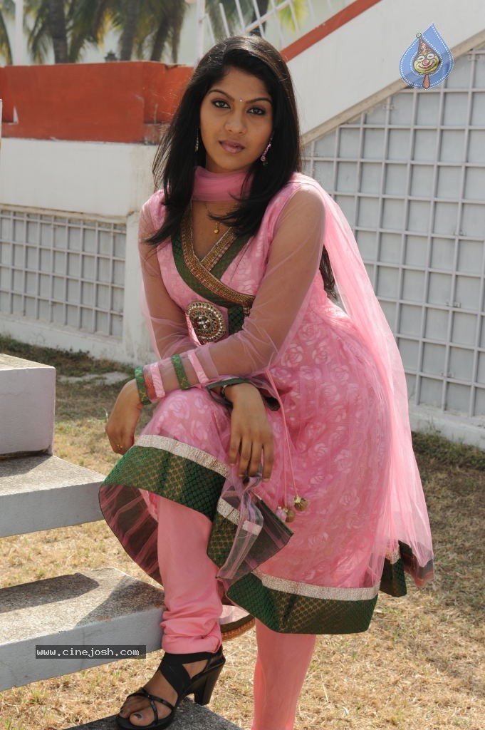 Swasika Stills - 15 / 32 photos