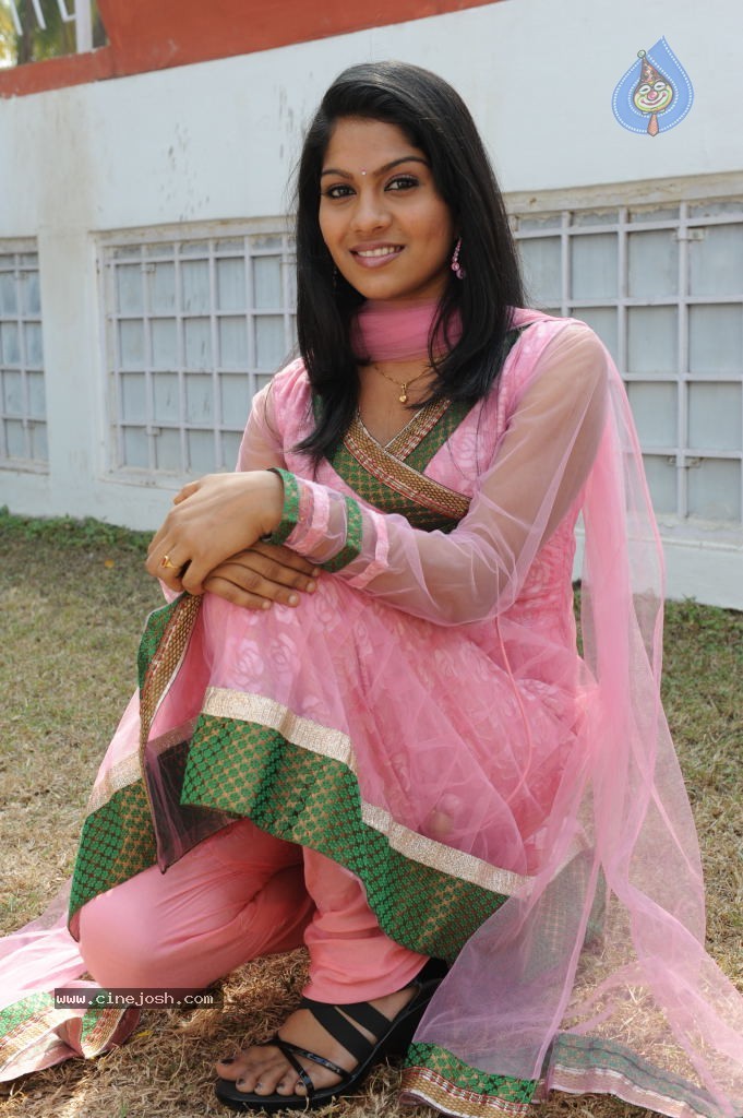 Swasika Stills - 22 / 32 photos