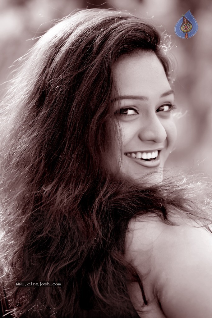 Roshikaa Hot Stills - 28 / 51 photos