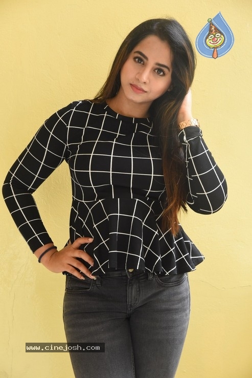 Swathi Deekshith Stills - 20 / 40 photos