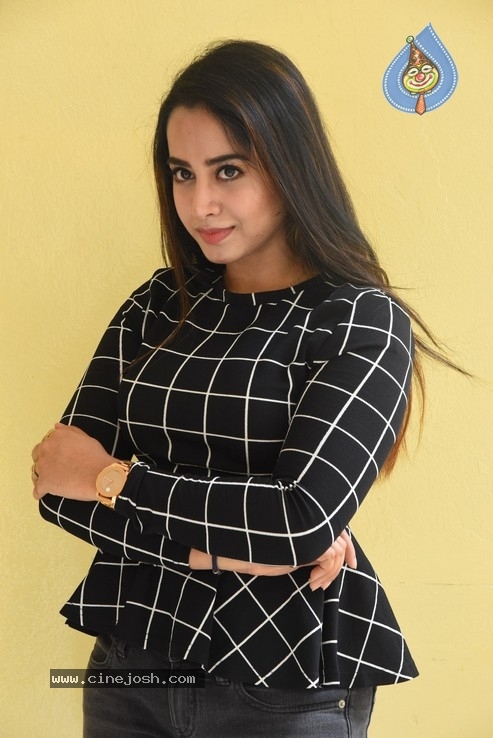 Swathi Deekshith Stills - 30 / 40 photos