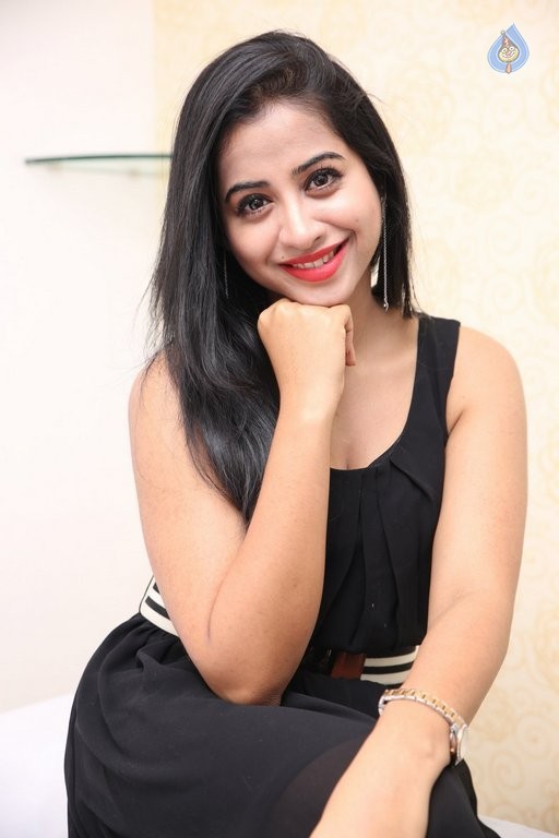 Swathi Dixit Latest Pics - 34 / 50 photos