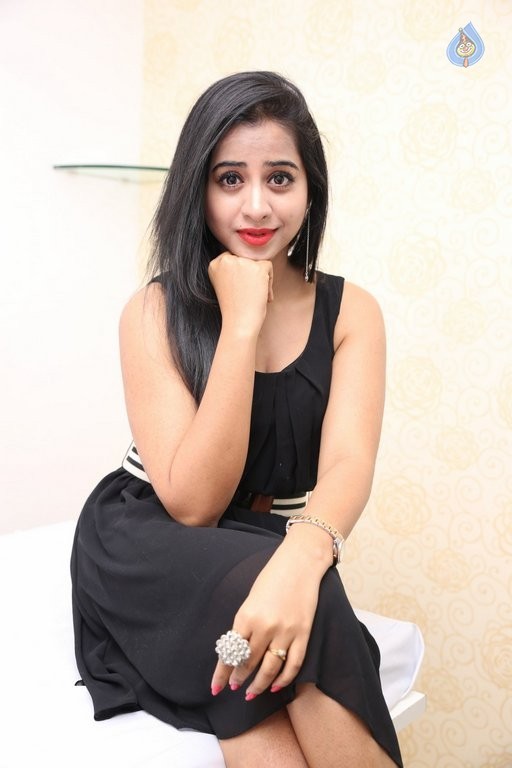 Swathi Dixit Latest Pics - 37 / 50 photos