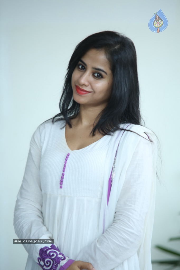 Swathi Dixit New Stills - 11 / 62 photos