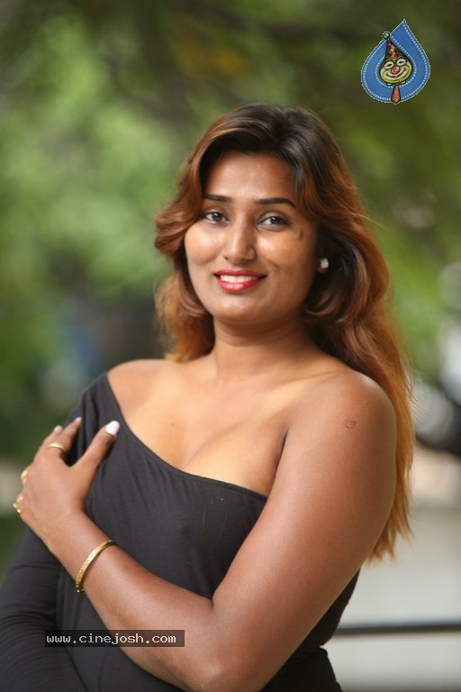 Swathi Naidu New Pics - 4 / 32 photos