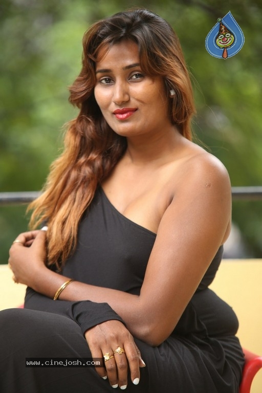 Swathi Naidu New Pics - 5 / 32 photos
