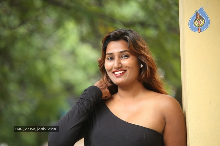 Swathi Naidu New Pics - 17 / 32 photos