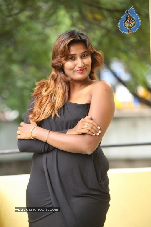 Swathi Naidu New Pics - 26 / 32 photos