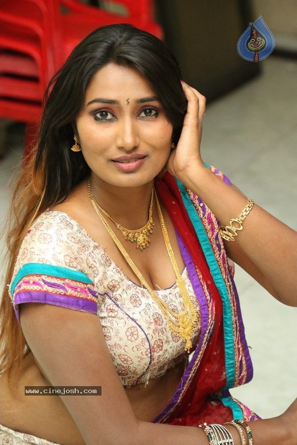 Hot Indian Saree Cleavage - Page 29 of 56 - Unusual ...