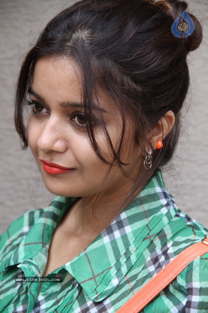 Swathi New Pics - 47 / 104 photos