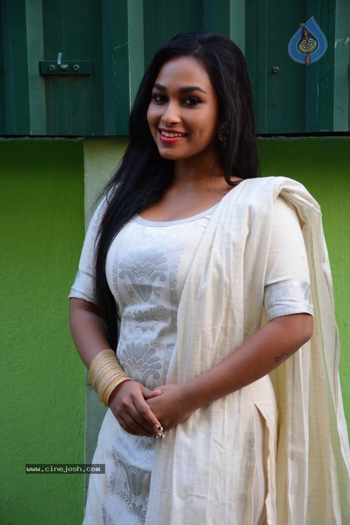 Swathi Shanmugam Stills - 10 / 30 photos