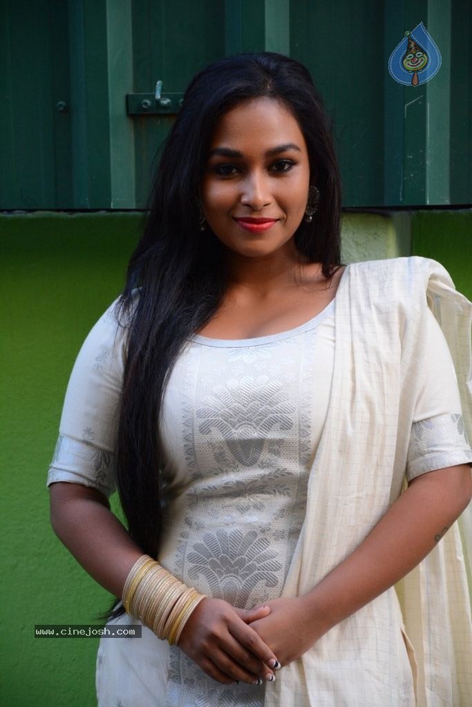 Swathi Shanmugam Stills - 12 / 30 photos