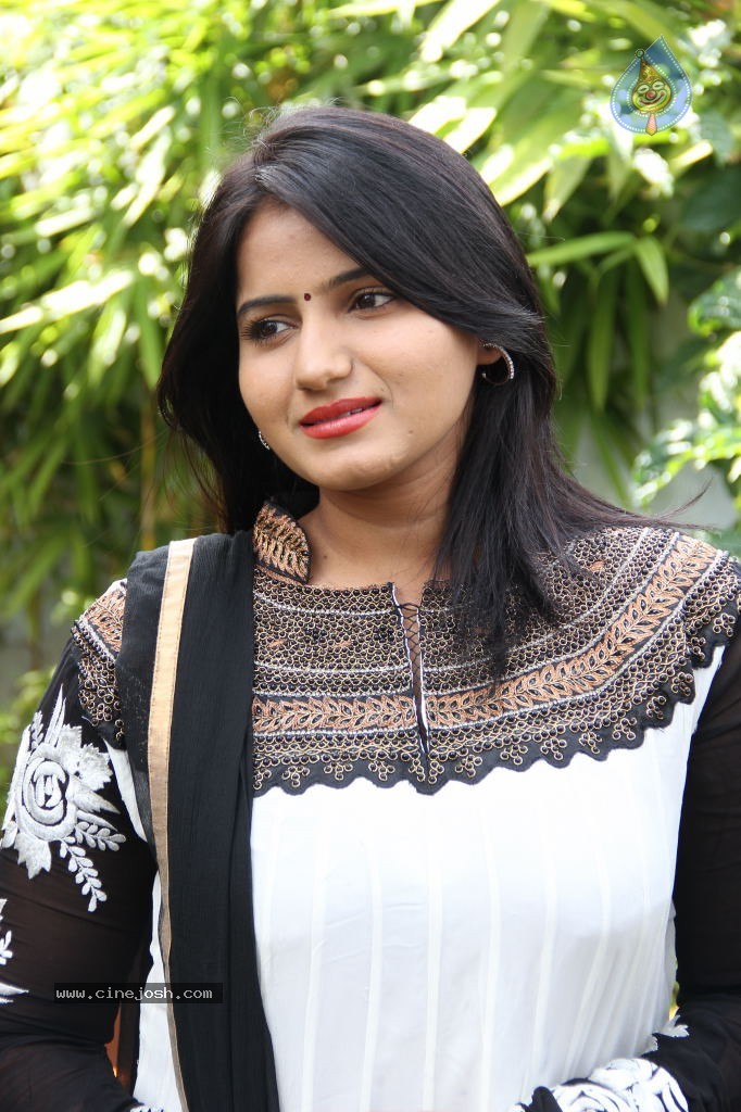 Swetha Stills - 13 / 38 photos