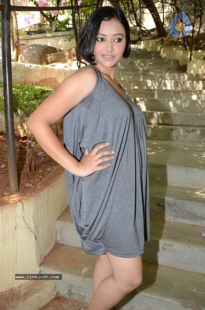 Swetha Basu Prasad Hot Photos - 7 / 76 photos